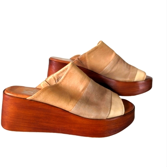 Miz Mooz Gianna Wedge Sandal in Sand. Size 40/(9-9.5) - Picture 2 of 11